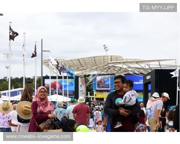 澳网观众互动升温,墨尔本公园上演cosplay秀 澳网观众互动升温,墨尔本公园上演cosplay秀